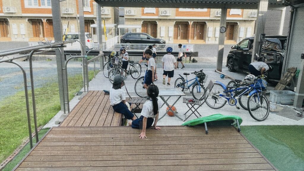 家の外の子供の様子